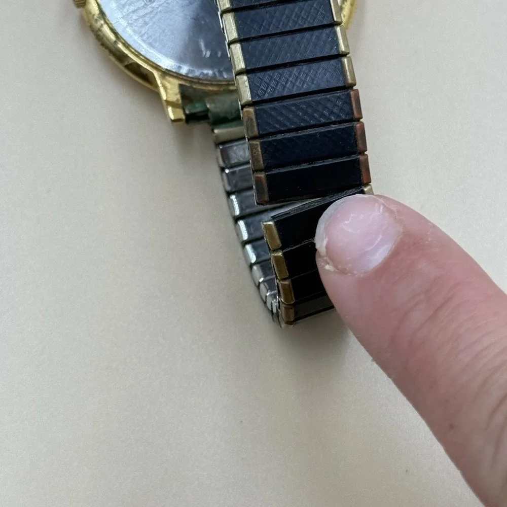Lorus Disney Mickey Mouse Watch Gold Tone V501-0A20 Quartz Analog Untested